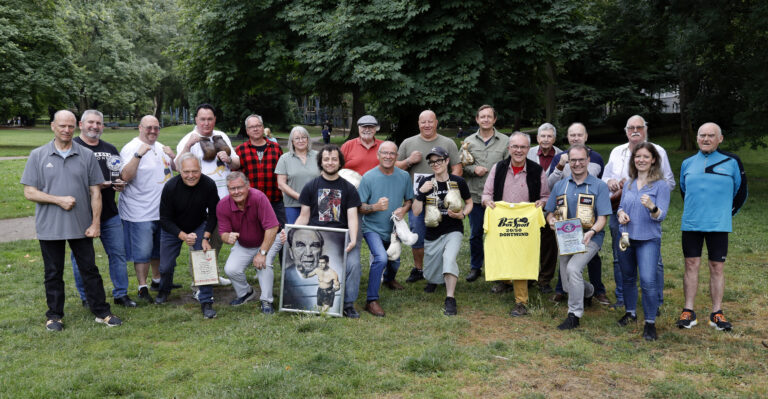 Alle Gäste und Vorstandsmitglieder stellen sich zum Bild. Vierter von links knieend Peter Kehl, vierter von rechts Dr.Christoph Niemann, daneben Catharina Heinrichs. In der Mitte Trainer Marcin Cwiklinski.