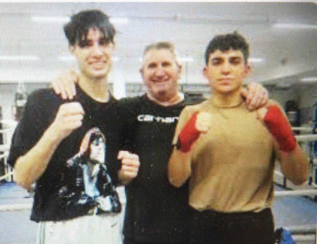 Von lnks: Trainer Dieter Weinand mit seinen beiden Schützlingen Mehmet Sömez (links u. Mehraji Sayed (rechts).