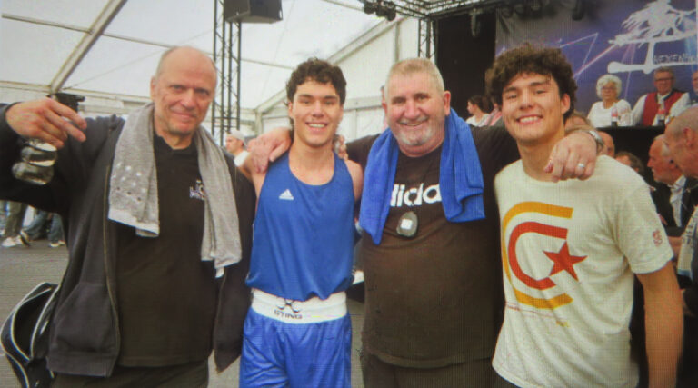Die Trainer mit ihren siegreichen Zwillingen von links: Wilfried Peters, Vincent John, Dieter Weinand und Valentin John.