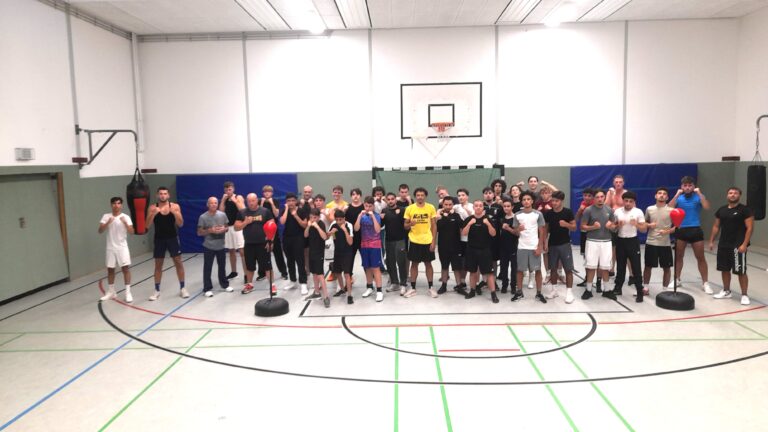 Die Lehrgangsteilnehmer des 52. kostenlosen DBS-Boxlehrgang stellen sich zum Bild.