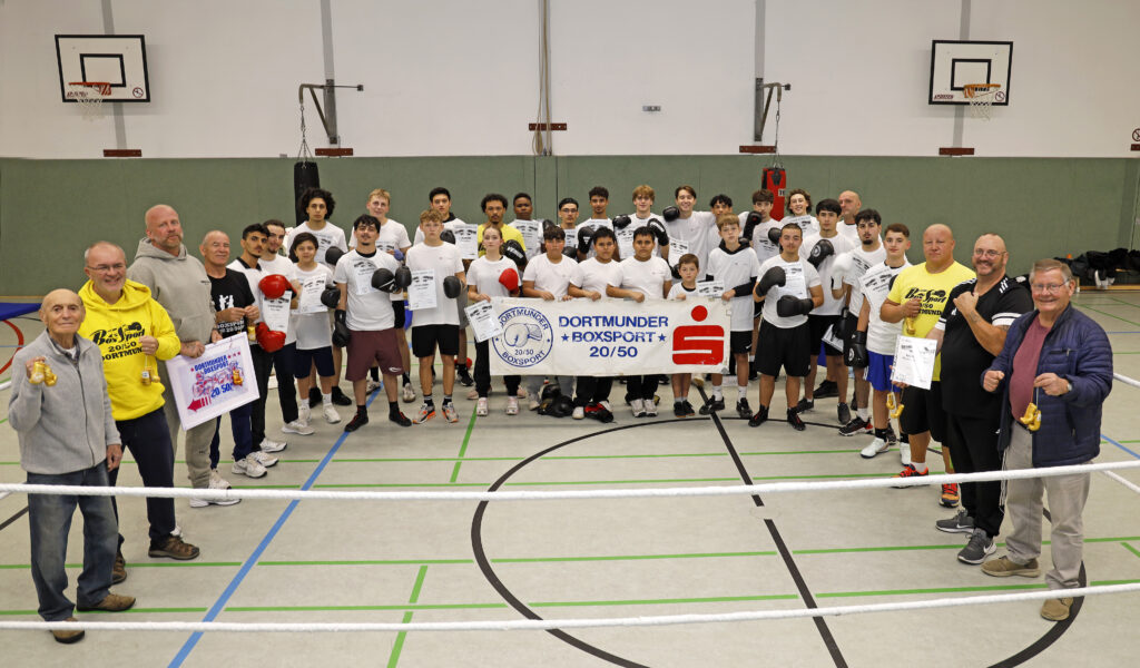 Auf dem Bild von links: Dimitri Kirnos, Rolf Thielmann, Frank Gralla, Francesco Solimeo sowie die Lehrgangsteilnehmer, es folgen Marcin Cwiklinski, Günter Hundsbüscher u. Dieter Schumann