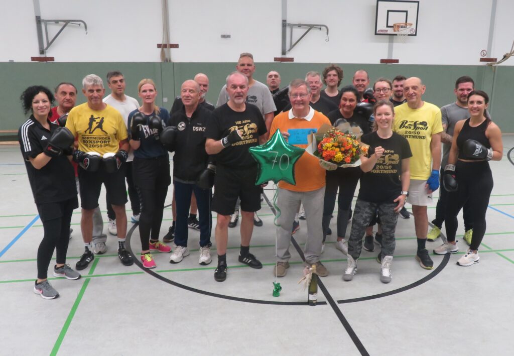 Dieter Schumann in der Mitte der DBS'ler. Links daneben Rolf Thielmann u. rechts vorn Trainerin Catharina Heinrichs.