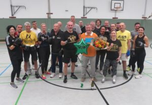 Dieter Schumann in der Mitte der DBS'ler. Links daneben Rolf Thielmann u. rechts vorn Trainerin Catharina Heinrichs.