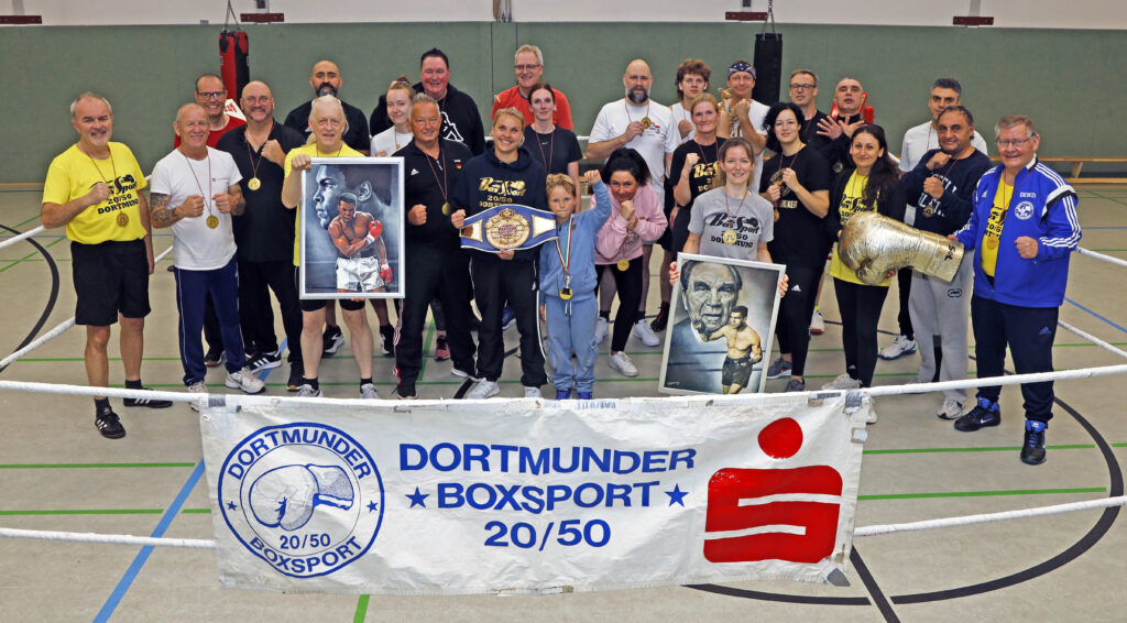 Nach der Ehrung stellen sich alle Teilnehmer zum Bild. In der Mitte, mit WM-Gürtel, Ex-Profi-Boxweltmeisterin Goda Dailydaite. Daneben ihr ehemaliger Trainer Thorsten Brück.