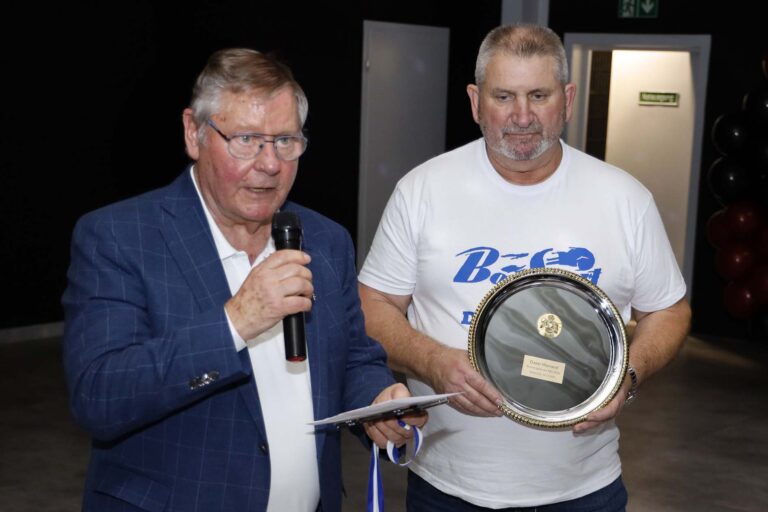 DBS-Vorsitzender Dieter Schumann hält die Laudatio auf Dieter Weinand