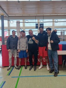 Fünf DBSler von links: Tanwir Kohistani, Hakimi Hekmattulah, Trainer Dieter Weínand,Roman und Ruslan Brayan