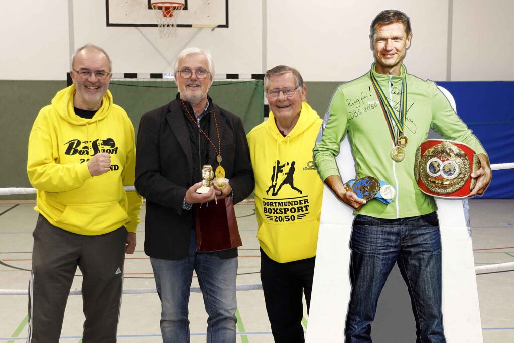 Drei Sportfreunde v.lks.: DBS-Vize Rolf Thielmann, Friedrich Dieck (mit Goldhandschuh) und DBS-Vors. Dieter Schumann