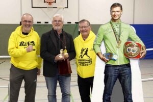 Drei Sportfreunde v.lks.: DBS-Vize Rolf Thielmann, Friedrich Dieck (mit Goldhandschuh) und DBS-Vors. Dieter Schumann