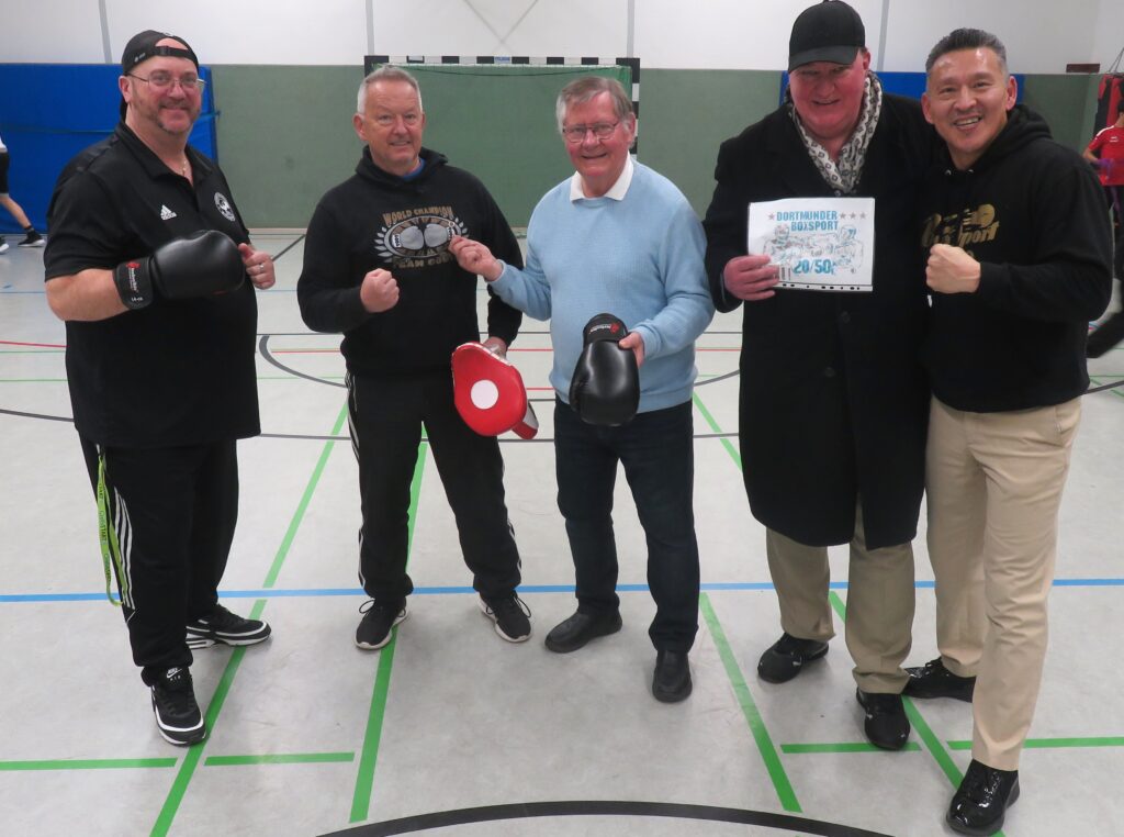 Bild von links: Sportmanager Günter Hundsbüscher, der Geehrte Thorsten Brück, Sportmanager Markus Haselhoff und Trainer Sin Choi.