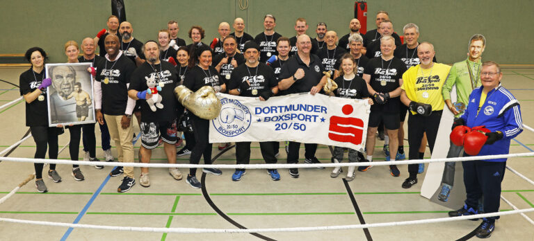 Die Teilnehmer im Boxring. Vierter von links" Barry Walker" ehemaliger britischer Militär -Boxmeister. Rechts, die beiden DBS-Vorsitzenden Rolf Thielmann und Dieter Schumann.