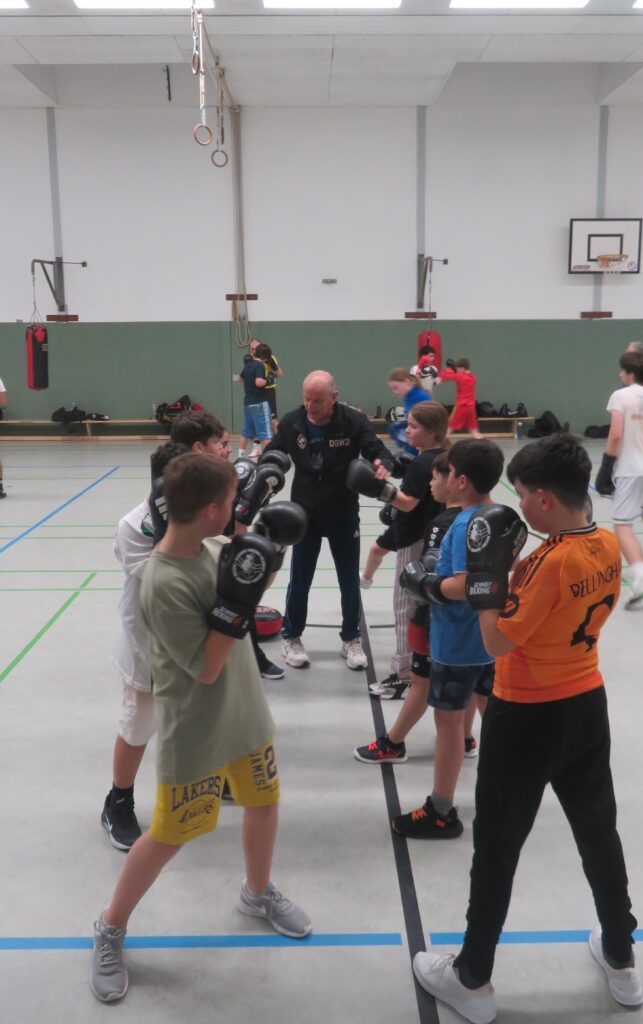 Trainer Francesco Solimeo trainiert mit den DBS-Schülern.