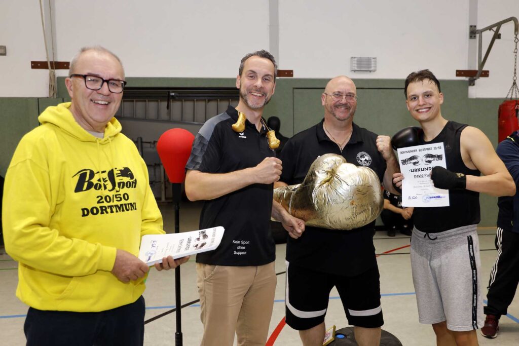 Eine Ehrung von links: 2.Vors. Rolf Thielmann, Intergrationsbeauftragter des SSB DO, Christian Podszuk, Boxmanager Günter Hundsbüscher und David Puljic mit der Lehrgangsurkunde.